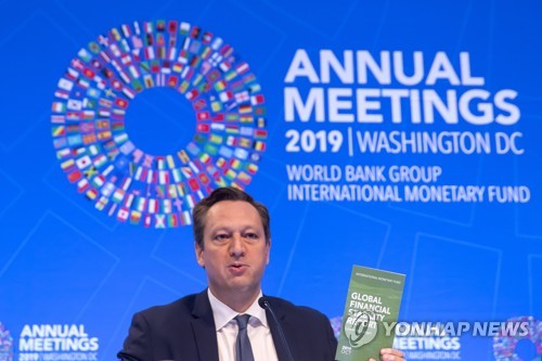 지난 16일 미국 워싱턴 IMF 본부에서 브리핑하는 토비아스 에이드리언 통화자본시장국장