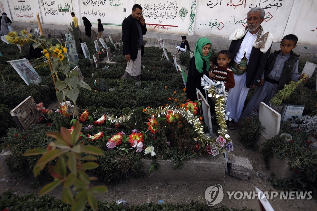 예멘 수도 사나의 공동묘지에 내전으로 숨진 친척을 찾아온 유족들