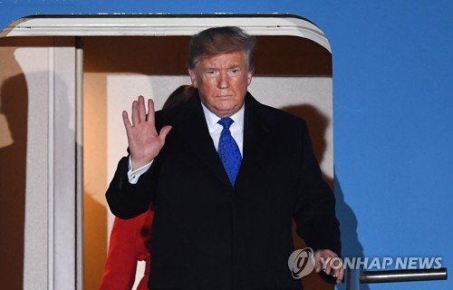 나토 정상회의 참석차 영국 도착한 도널드 트럼프 미국 대통령