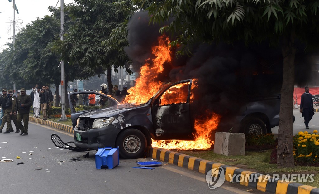 epaselect PAKISTAN LAWYERS DOCTORS CLASHES