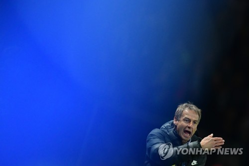 '라이선스 서류 가져온다니까요!'