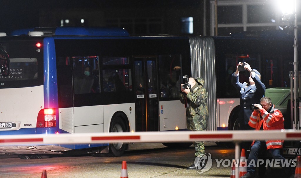 우한에서 돌아온 독일인을 격리 장소로 이송하는 버스 [EPA=연합뉴스]