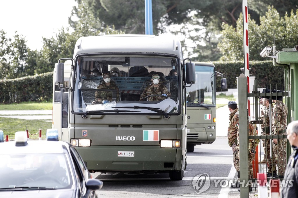 중국 우한에서 철수한 이탈리아인들이 탑승한 버스가 3일(현지시간) 오전 로마 인근 군기지에 도착하는 모습. [EPA=연합뉴스]