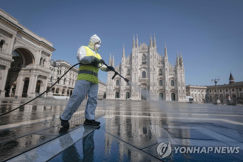 지난달 31일(현지시간) 이탈리아 밀라노 두오모 광장에서 한 근무자가 청소작업을 벌이고 있다.