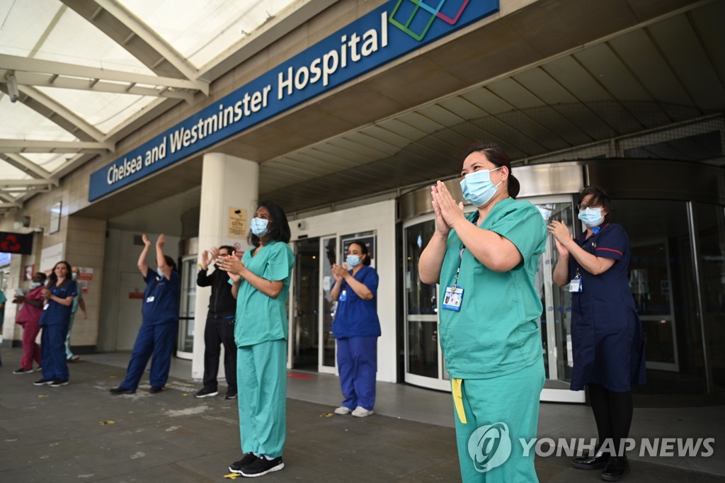 NHS에 박수치기 행사에 동참한 영국 의료진들