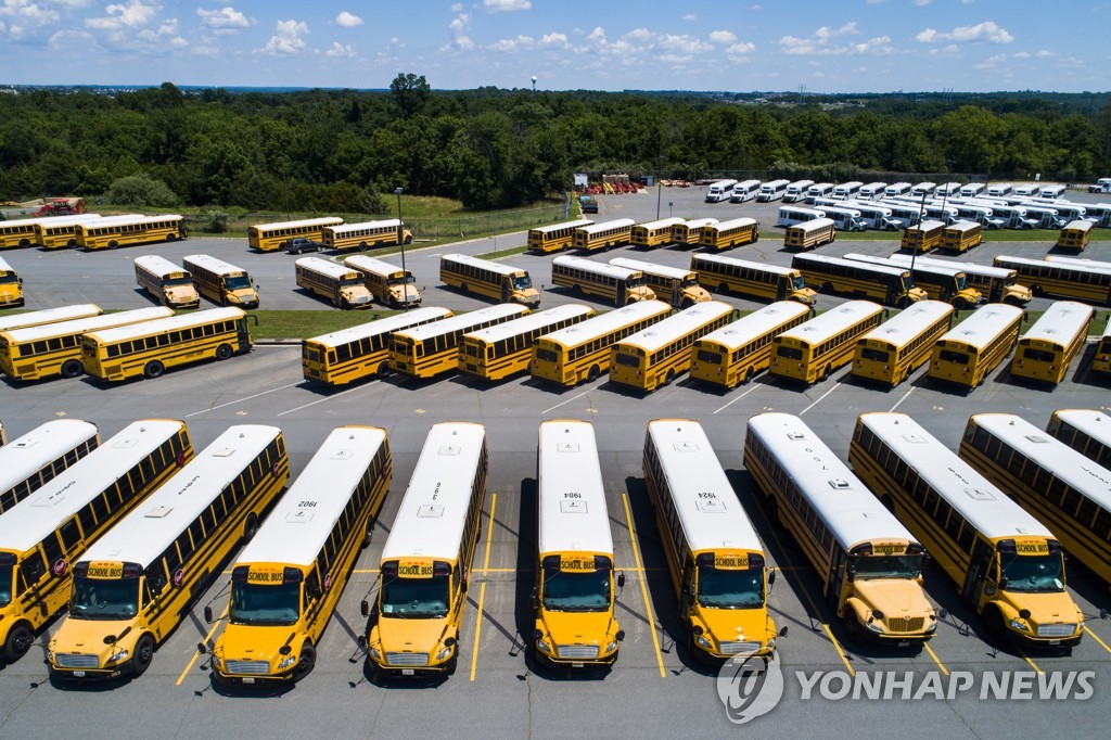 학교 정상화 기다리는 미국 스쿨버스 차고지