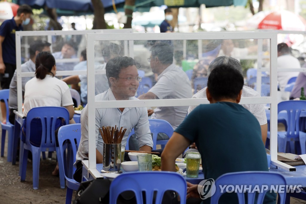 베트남 하노이 식당 '사회적 거리두기'