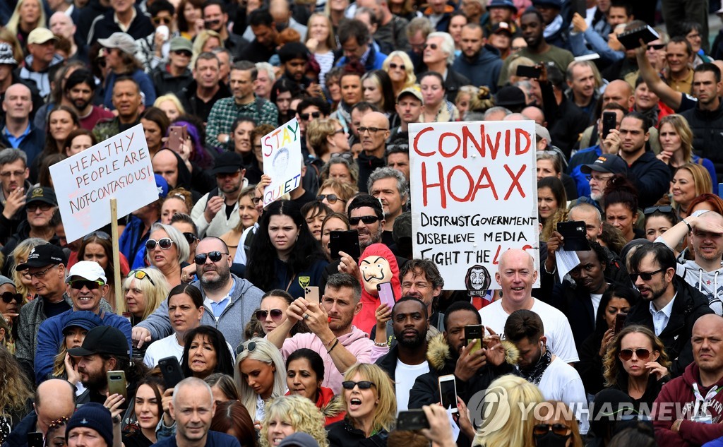 8월 29일 영국 런던에서 마스크 착용 등 코로나19 봉쇄 조치 반대하는 시위가 열린 모습. 참가자들은 코로나19가 정부가 대중을 통제하도록 하는 '거짓말'이라고 주장했다. [EPA=연합뉴스 자료사진]