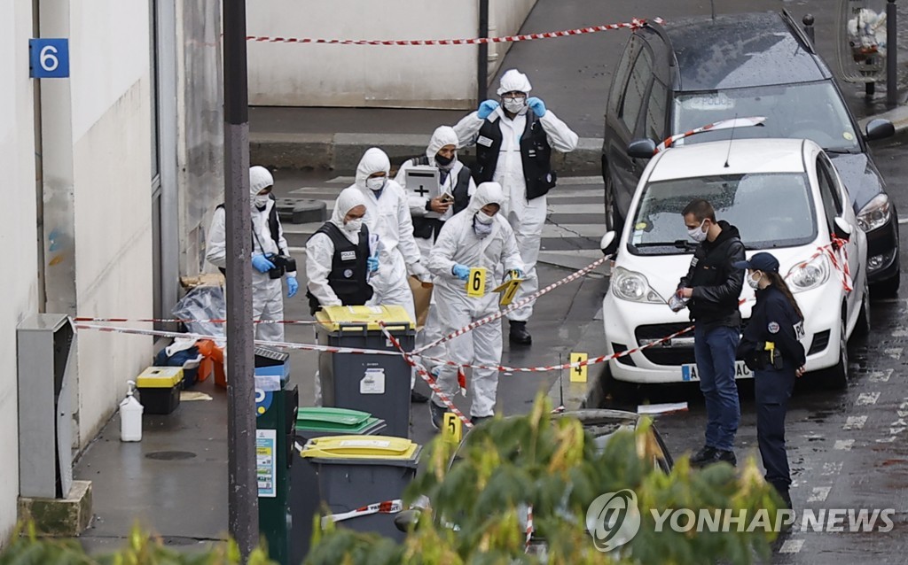 프랑스 주간지 샤를리 에브도 옛 사옥 인근에서 벌어진 흉기테러