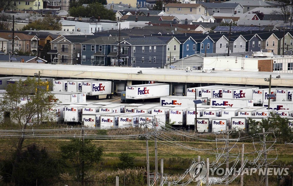 미국 뉴저지주 뉴워크 항구에서 선적을 앞둔 콘테이너