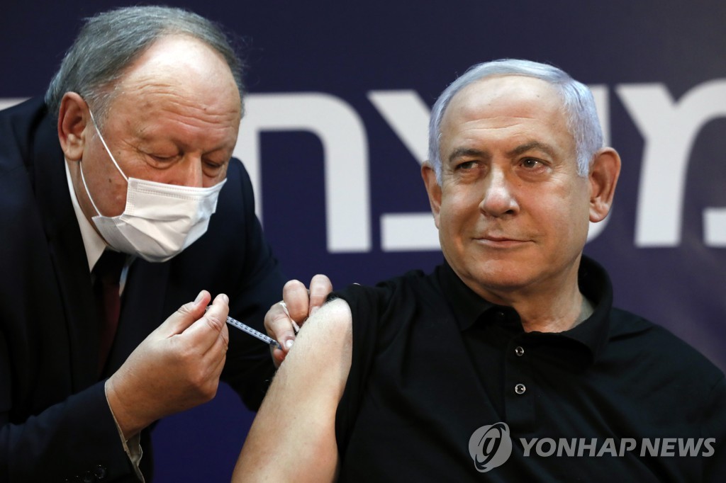 코로나19 백신 접종받는 네타냐후 이스라엘 총리