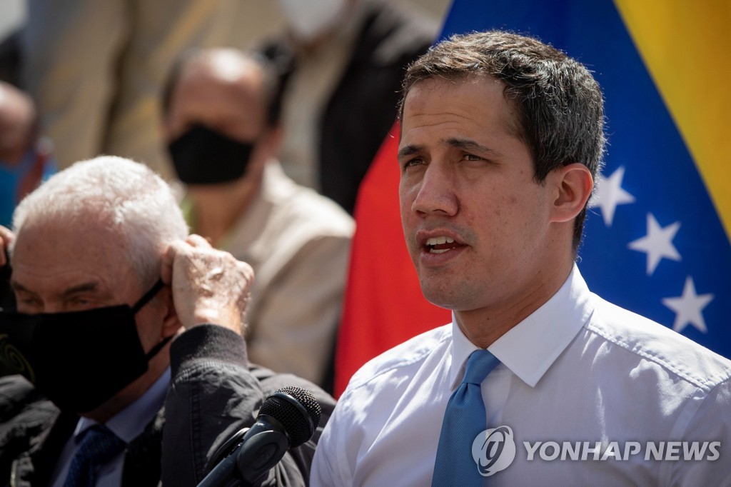 3일(현지시간) 기자회견 하는 베네수엘라 야권 지도자 과이도