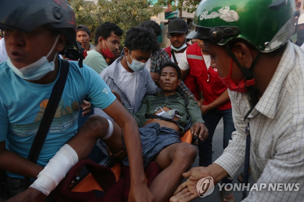 미얀마 '피의 일요일' 진압에 최소 7명 사망…"더 많아" 