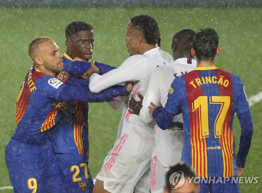 '엘 클라시코'에서 몸싸움을 펼치는 바르셀로나와 레알 마드리드 선수들.