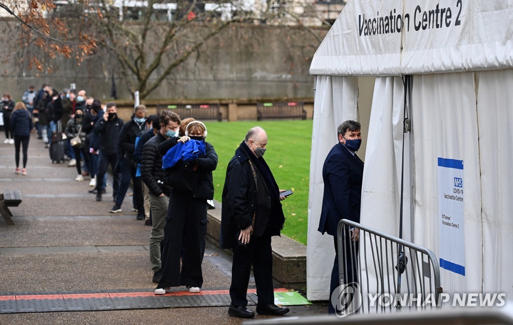 영국 런던 토마스 병원의 백신 접종 센터에 사람들이 줄을 서서 기다리고 있다.[EPA 연합뉴스 자료사진. 재판매 및 DB 금지]