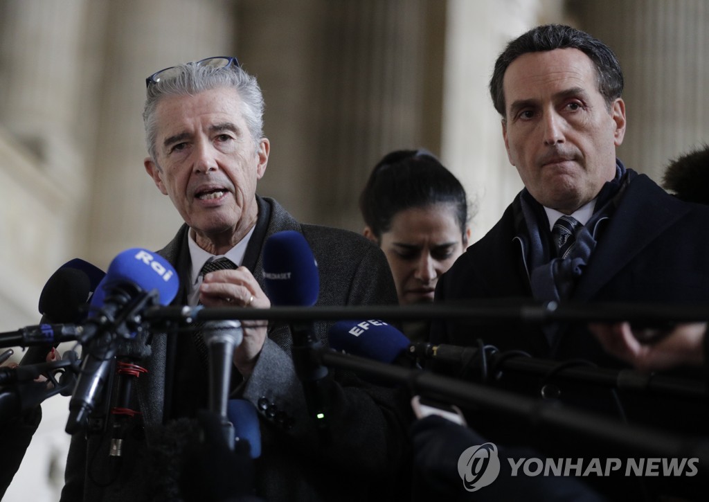 취재진 질문에 답하는 에바 카일리측 변호인들