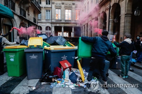 프랑스 헌법위원회 인근에 쌓인 쓰레기들