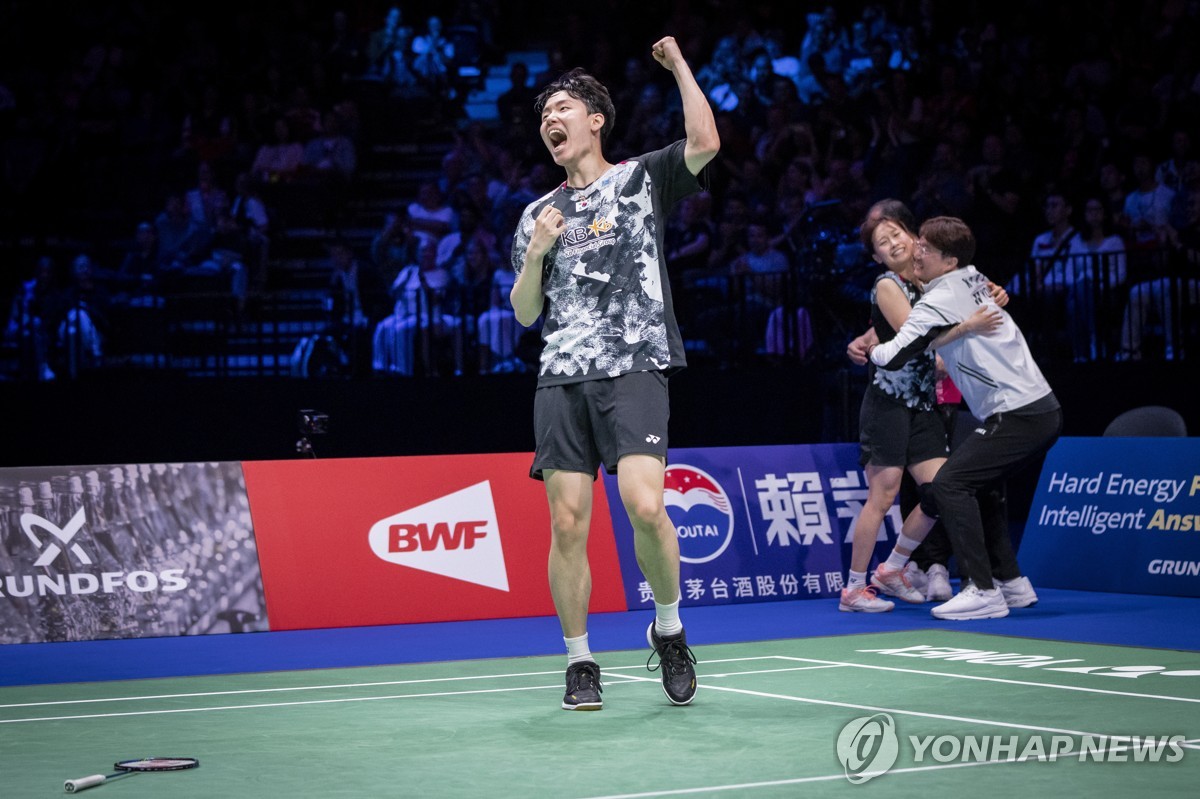 En la foto, proporcionada por EPA, Seo Seung-jae (izda.) y Chae Yu-jung (centro), de Corea del Sur, celebran su victoria sobre Zheng Siwei y Huang Yaqiong, de China, en la final de dobles mixto del Campeonato Mundial de Bádminton de la BWF, celebrada, el 27 de agosto de 2023 (hora local), en la Royal Arena de Copenhague, Dinamarca. (Prohibida su reventa y archivo)