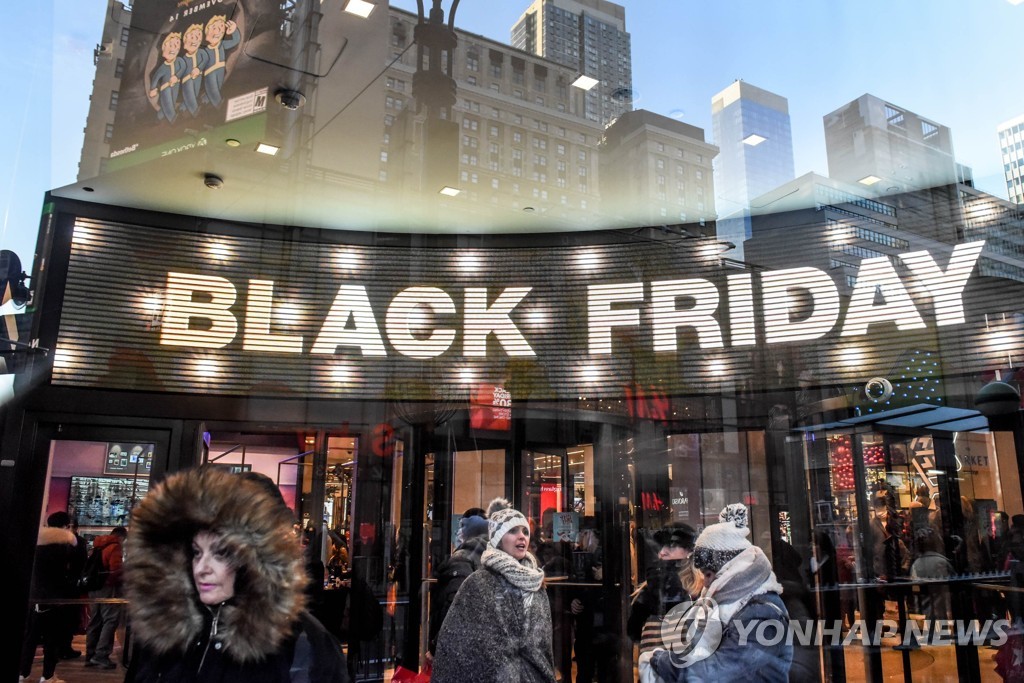 2018년 11월 23일 미국 뉴욕 시내 헤럴드 스퀘어의 메이시 백화점이 운영하는 플래그십 스토어가 블랙프라이데이를 맞아 쇼핑에 나선 고객들로 붐비고 있다. [AFP=연합뉴스 자료사진]