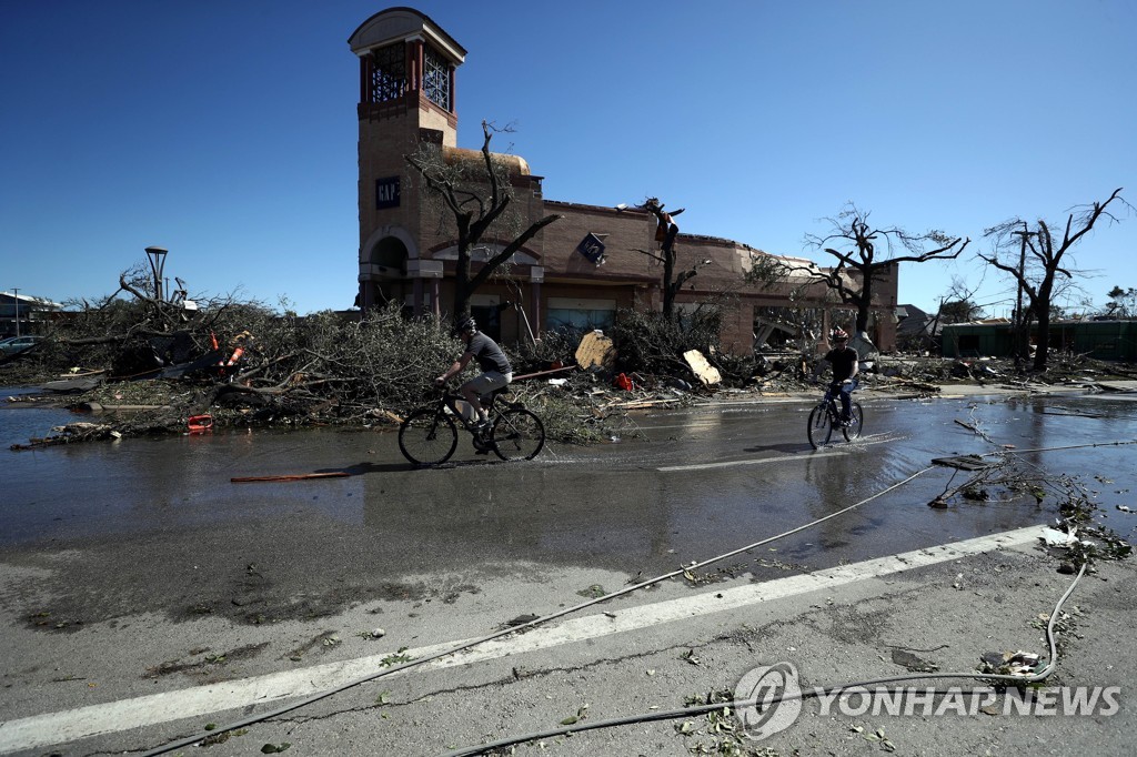 US-TORNADO-LEAVES-LEVELED-BUILDINGS-IN-ITS-WAKE-IN-NORTH-DALLAS