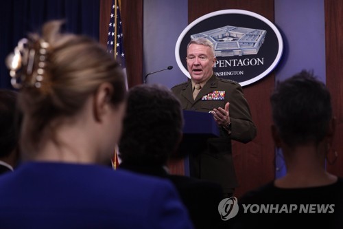 기자들 앞에서 브리핑하는 케네스 매켄지 미군 중부사령부 사령관