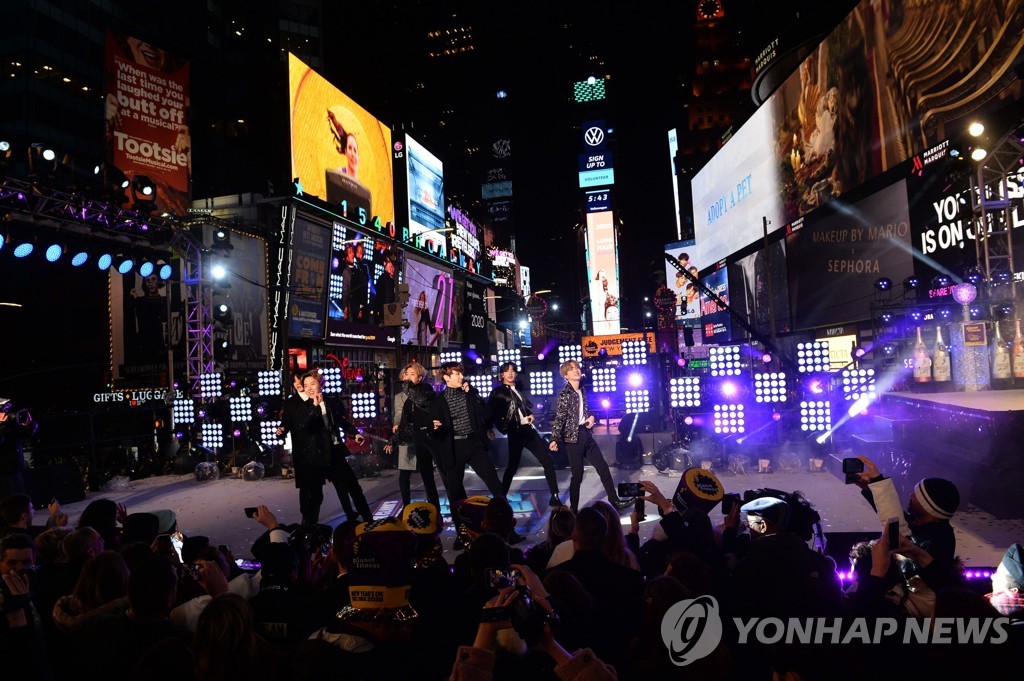 타임스스퀘어 새해맞이 무대에 오른 방탄소년탄(BTS)