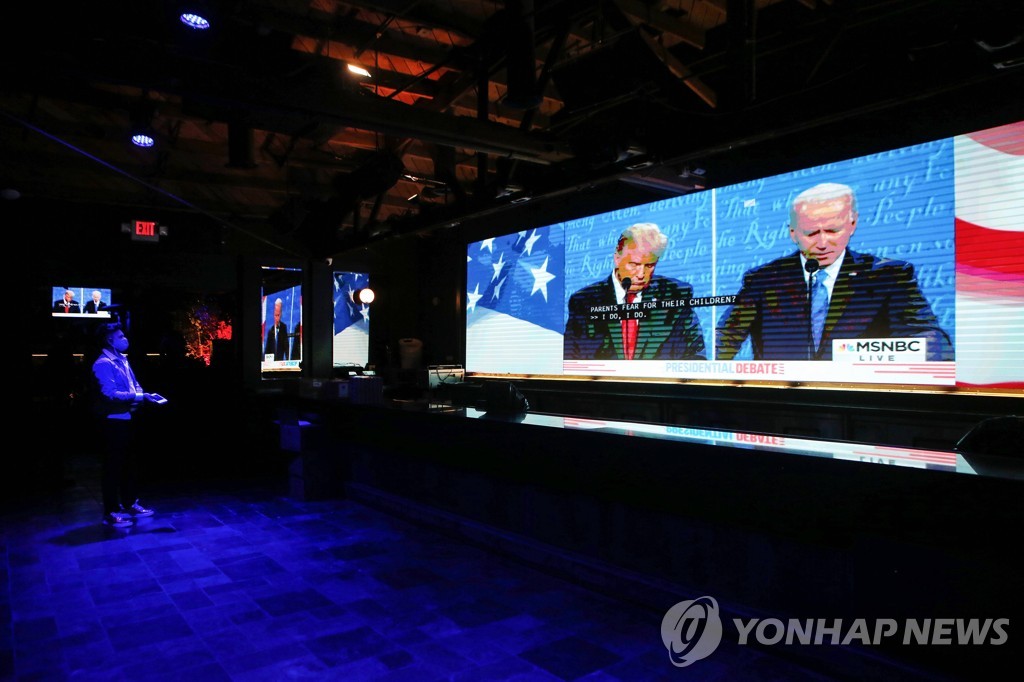 US-AMERICANS-WATCH-FINAL-PRESIDENTIAL-DEBATE-BETWEEN-DONALD-TRUM