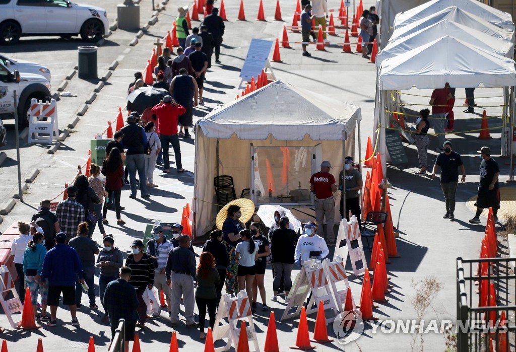US-AMID-LOCKDOWN,-THOUSANDS-WAIT-TO-GET-TESTED-FOR-COVID-19-IN-L