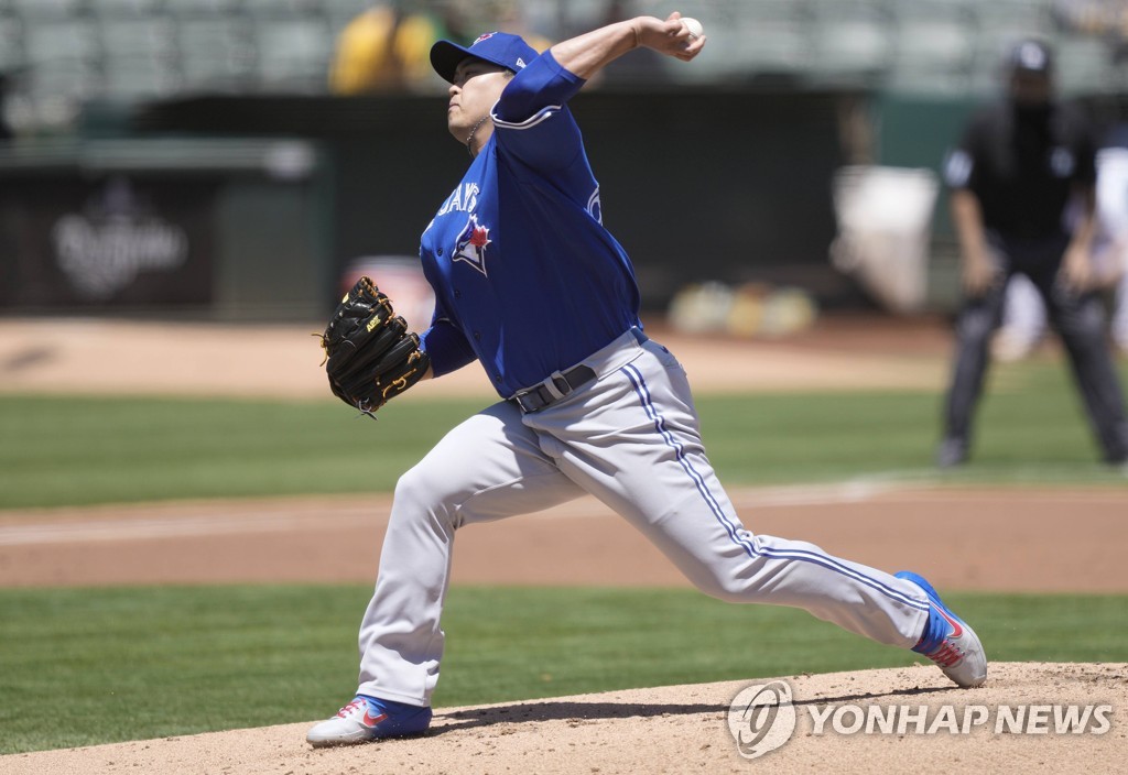 In this Getty Images photo, Ryu Hyun-jin of the Toronto Blue Jays pitches against the Oakland Athletics during the bottom of the first inning of a Major League Baseball regular season game at Oakland Coliseum in Oakland on May 6, 2021. (Yonhap)