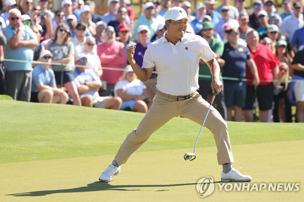 In this Getty Images photo, South Korean Lee Kyoung-hoon of the International Team celebrates his par putt on the 16th green during his team's foursome match against Scottie Scheffler and Sam Burns of the United States at the Presidents Cup at Quail Hollow Club in Charlotte, North Carolina, on Sept. 24, 2022. (Yonhap)