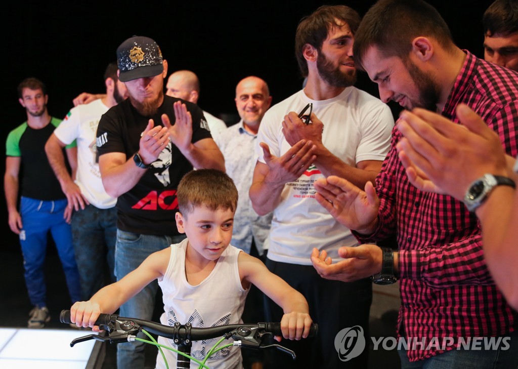 Chechen boy Rokhim Kuriyev sets two new world records