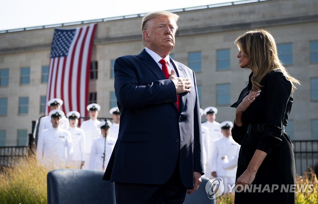 2019년 9월 11일 미국 국방부에서 열린 9·11 테러 18주기 추모식에서 도널드 트럼프 미국 대통령과 부인 멜라니아 여사가 미국 국가를 들으며 가슴에 손을 얹고 있다. [UPI=연합뉴스]