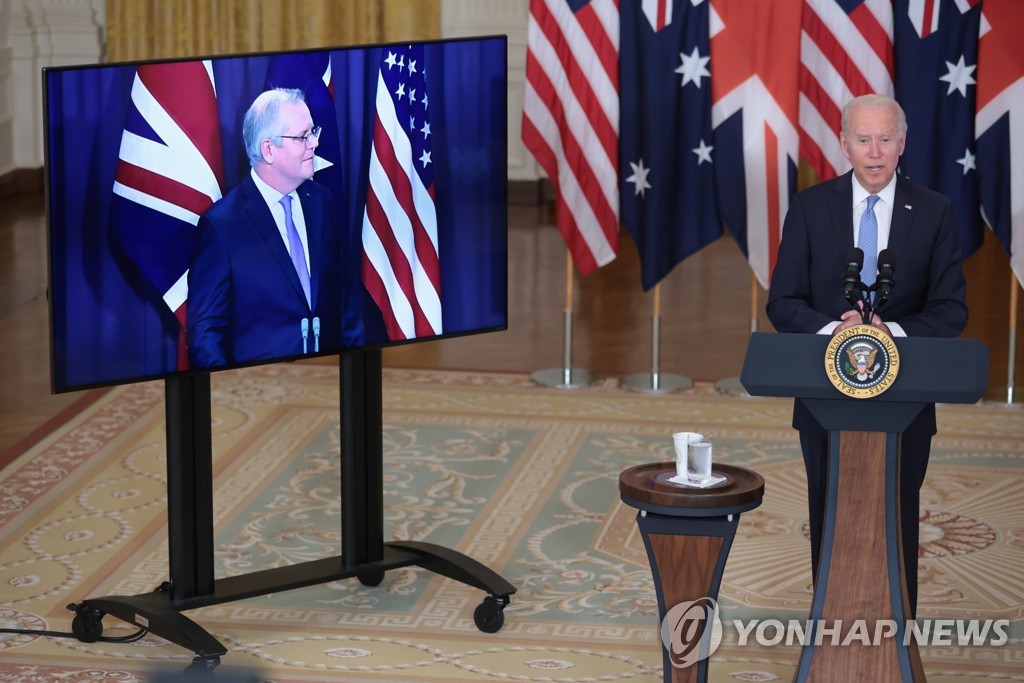 조 바이든 미국 대통령과 화상에 비치는 스콧 모리슨 호주 총리