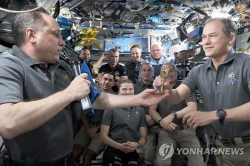 평화롭게 이뤄진 ISS '열쇠' 이양식