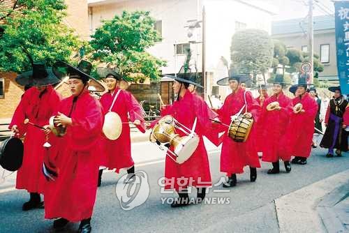 과거 쓰시마 아리랑 축제의 조선통신사 행렬(연합뉴스.자료사진)