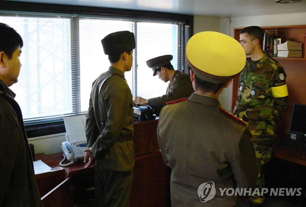 2007년 유엔사와 북한군이 판문점 직통전화를 상호점검하는 모습