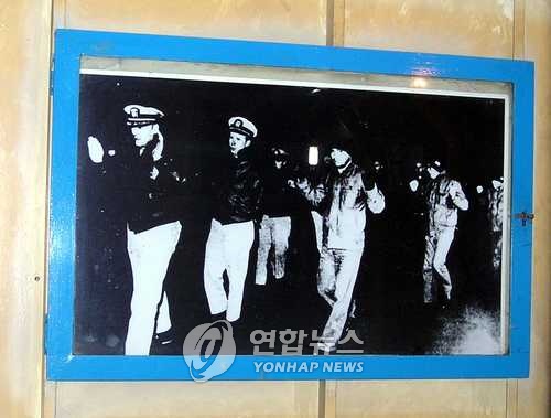 푸에블로호 내부에 부착된 사진