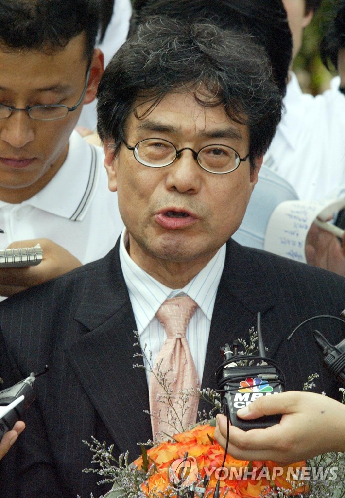 출소 소감 밝히는 송두율 교수