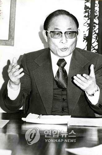 1977년 1월 새마을 국민운동본부 발족 기자회견장에서의 최태민씨