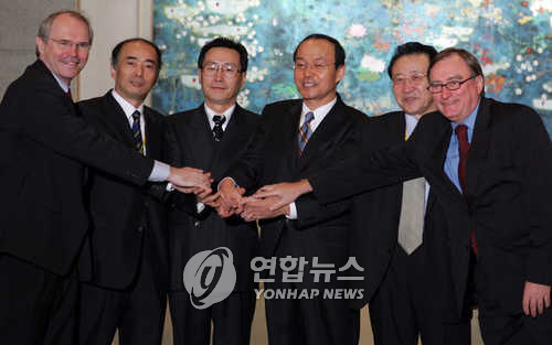 지난 2005년 9월 19일 댜오위타이(釣魚臺)에서 열린 전체회의에서 한반도 비핵화 원칙 등 6개항의 공동성명을 채택하고 회담을 성공리에 마친 6개국 대표들이 회담 직후 손을 맞잡고 이를 축하하고 있다. (연합뉴스 자료사진)