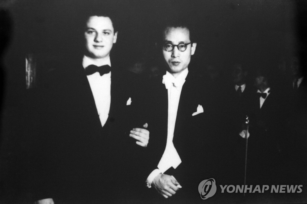 안익태(오른쪽.자료사진)