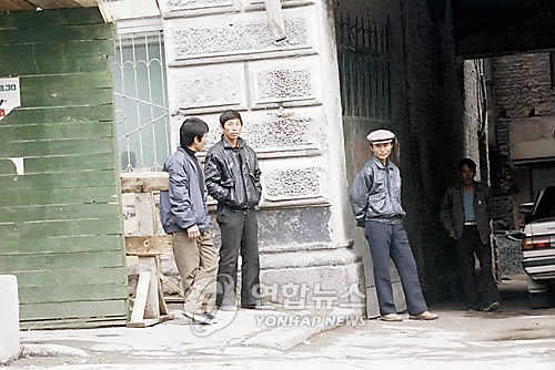 러시아 블라디보스토크 시내의 한 공사장 부근에서 북한 근로자들이 초조한 표정으로 서성거리고 있다. <<연합뉴스 자료사진>>