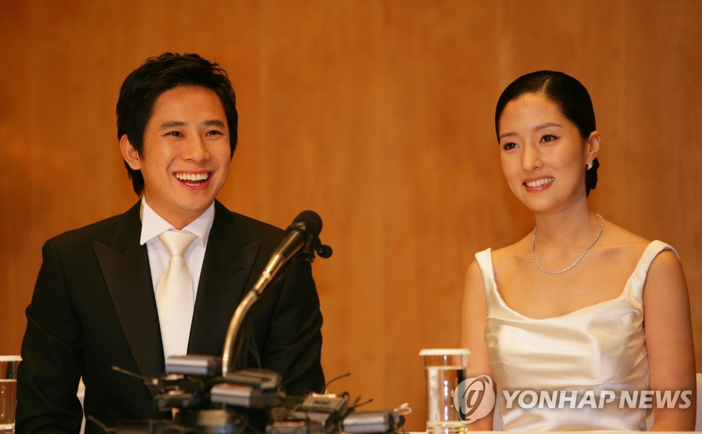 지난 2007년 당시 결혼 기자회견을 갖고 있는 배우 왕빛나(오른쪽)와 프로골퍼 정승우 [연합뉴스 자료사진]