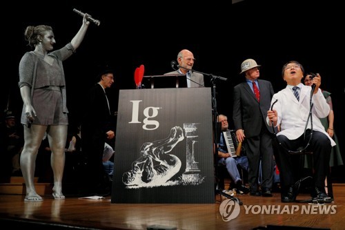 일본의 소아과 의사가 '셀프 대장내시경'을 설명하고 있다.