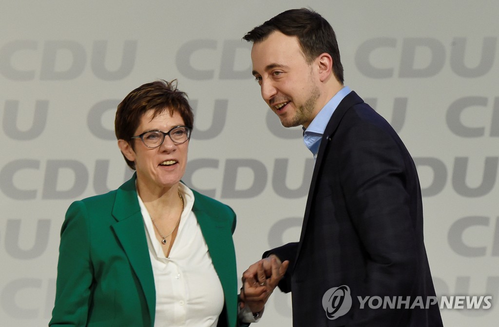 기민당 크람프-카렌바우어(左) 새 대표와 지미아크 새 사무총장 [로이터=연합뉴스]