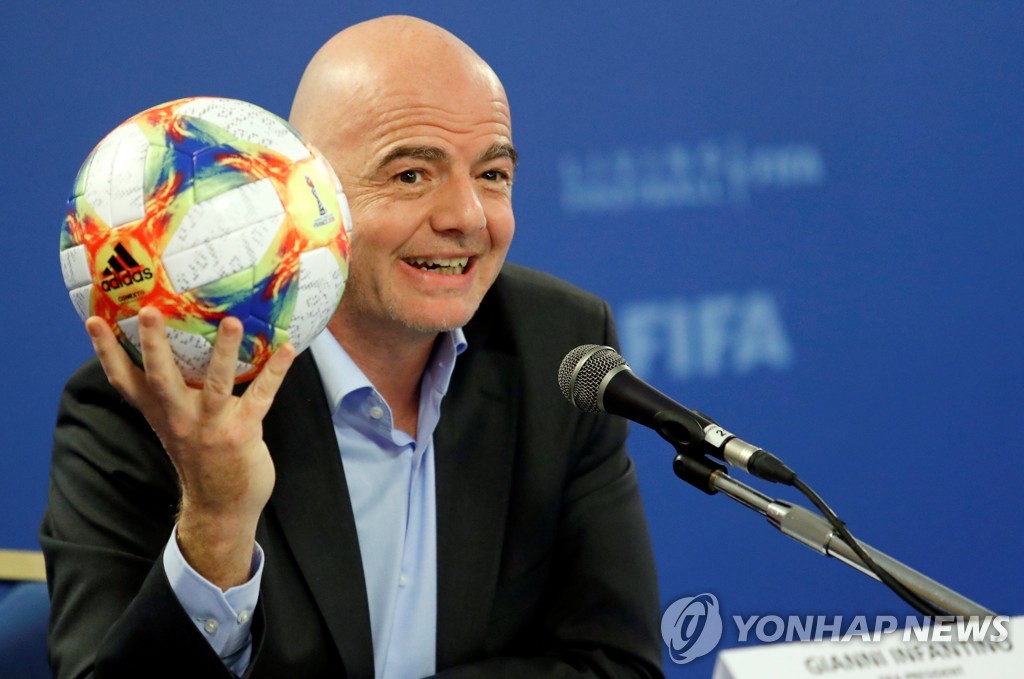 프랑스 여자 월드컵 공인구 들어보이는 인판티노 FIFA 회장