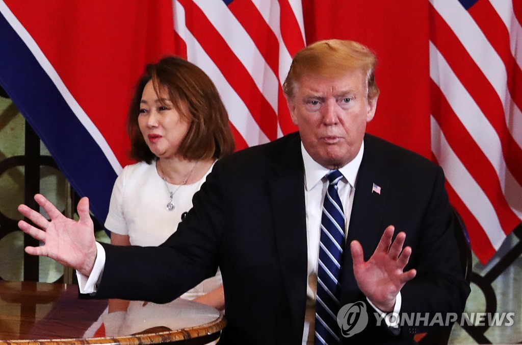 (하노이 로이터=연합뉴스) 김정은 북한 국무위원장(사진 밖)과 28일(현지시간) 베트남 하노이 소피텔 레전드 메트로폴 호텔에서 1대1 단독 정상회담을 하고 있는 도널드 트럼프 미국 대통령.