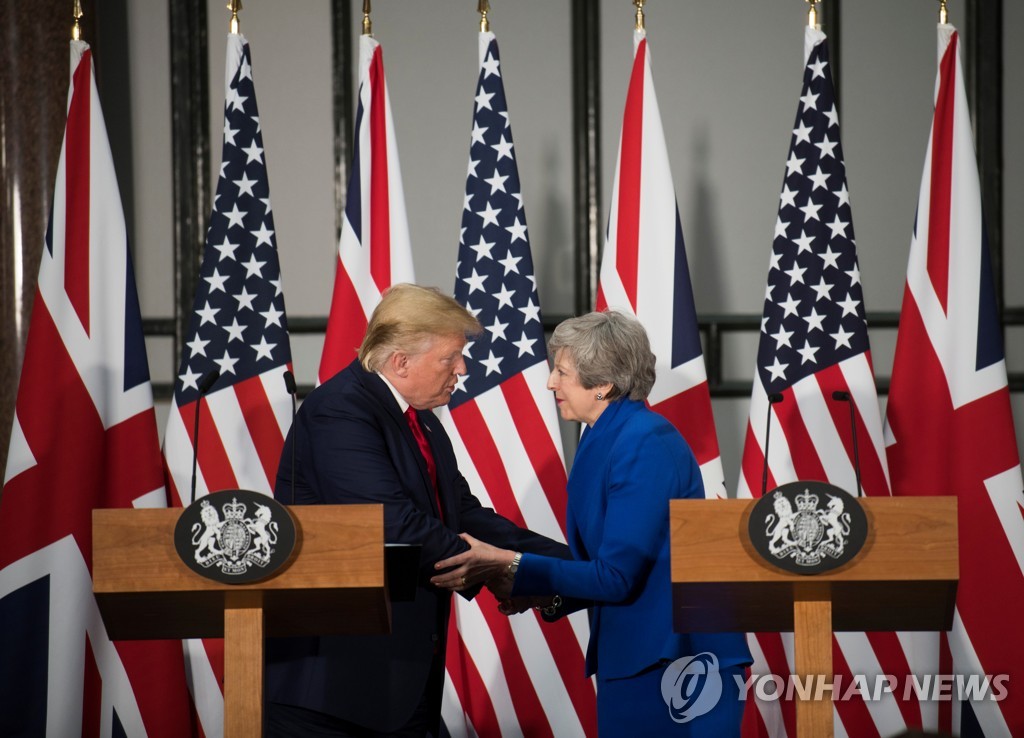 공동기자회견 하는 트럼프 대통령과 메이 총리
