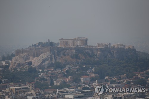 13일(현지시간) 그리스 에비아섬에서 발생한 대형 산불로 아테네도 검은 연기로 뒤덮이는 등 영향을 받았다.