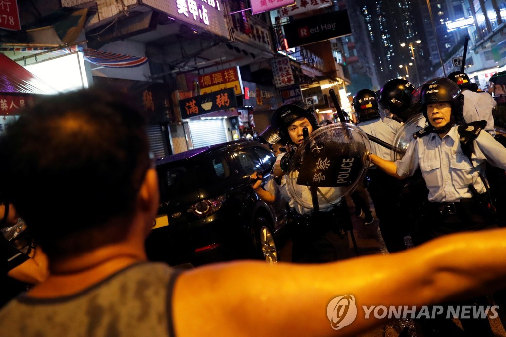 홍콩 경찰, 25일 '송환법' 반대 시위 현장서 첫 실탄 경고사격